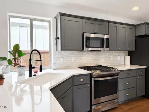 Kitchen - 21163 Clairaway Ave, Bend, OR 97702 photo 3 of 6