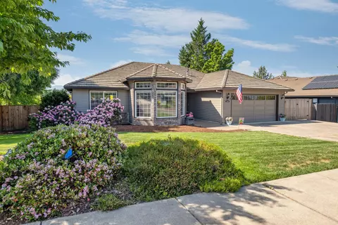 2928 Flint Ridge Ave, Medford, OR 97504