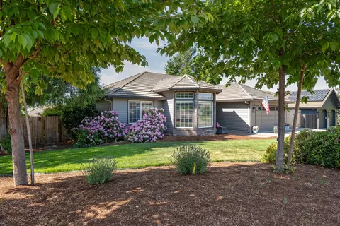 2928 Flint Ridge Ave, Medford, OR 97504