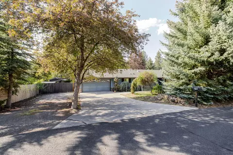 20570 Whitehaven Ln, Bend, OR 97702