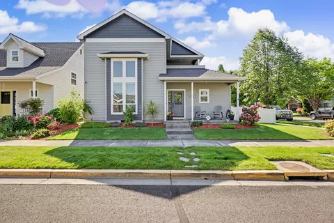 1043 Sandoz St, Central Point, OR 97502