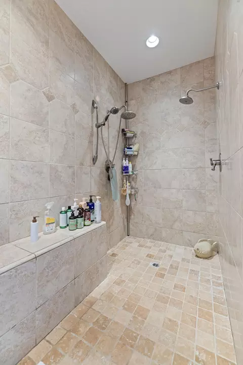 Bath - 128 Oak Point Dr, Eagle Point, OR 97524 photo 3 of 5