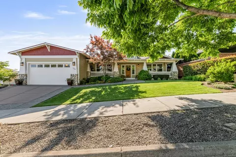 128 Oak Point Dr, Eagle Point, OR 97524