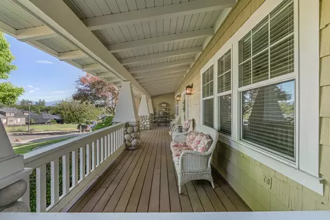 Exterior - 128 Oak Point Dr, Eagle Point, OR 97524 photo 6 of 8