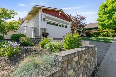 Exterior - 128 Oak Point Dr, Eagle Point, OR 97524 photo 2 of 8