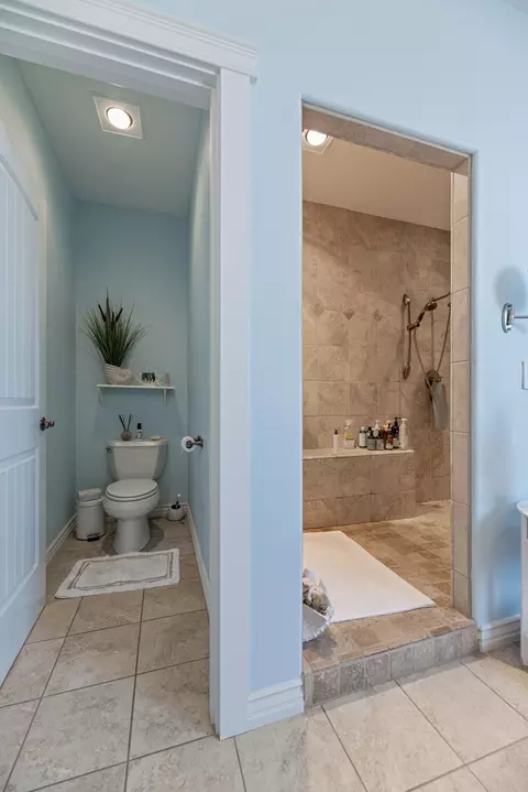 Bath - 128 Oak Point Dr, Eagle Point, OR 97524 photo 4 of 5