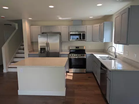 Kitchen - 613 St Thomas Ln, Eagle Point, OR 97524 photo 2 of 3