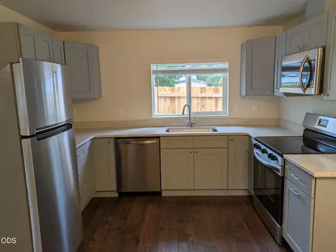 Kitchen - 613 St Thomas Ln, Eagle Point, OR 97524 photo 3 of 3