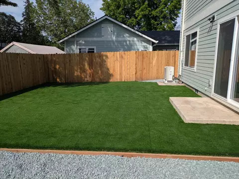 Exterior - 613 St Thomas Ln, Eagle Point, OR 97524 photo 2 of 3