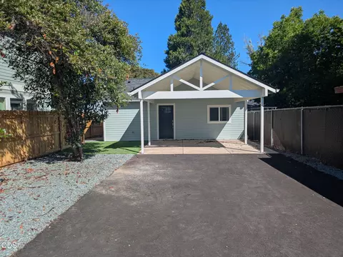 Exterior - 613 St Thomas Ln, Eagle Point, OR 97524 photo 3 of 3