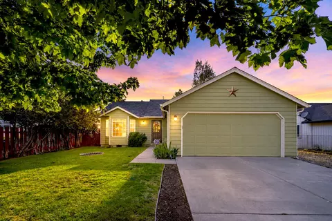 2067 SW 30th St, Redmond, OR 97756