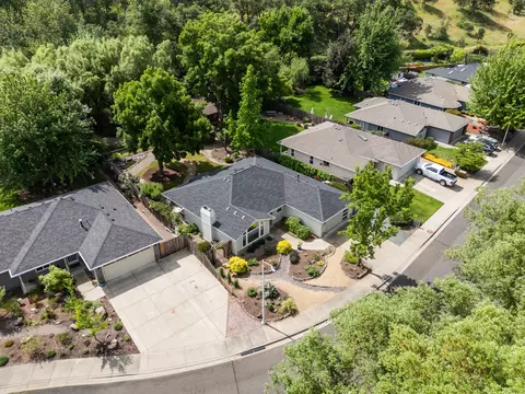 View/Area - 184 Meadow View Dr, Phoenix, OR 97535 photo 1 of 8