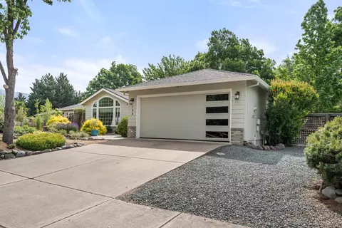 Exterior - 184 Meadow View Dr, Phoenix, OR 97535 photo 4 of 16