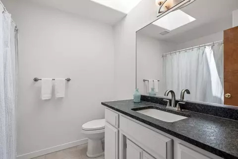 Bath - 184 Meadow View Dr, Phoenix, OR 97535 photo 1 of 2