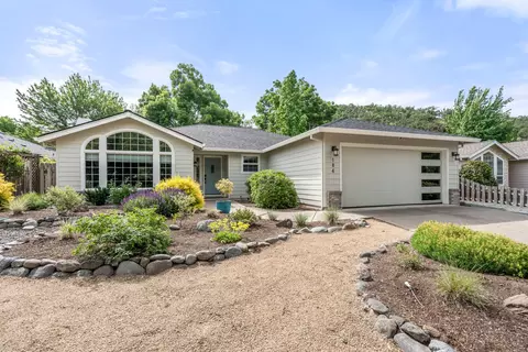 184 Meadow View Dr, Phoenix, OR 97535