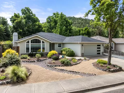 Exterior - 184 Meadow View Dr, Phoenix, OR 97535 photo 3 of 16