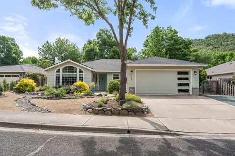 Exterior - 184 Meadow View Dr, Phoenix, OR 97535 photo 2 of 16