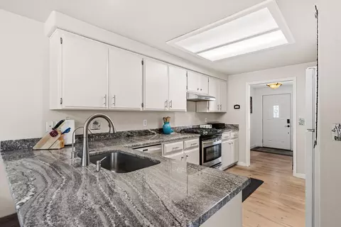Kitchen - 184 Meadow View Dr, Phoenix, OR 97535 photo 1 of 2