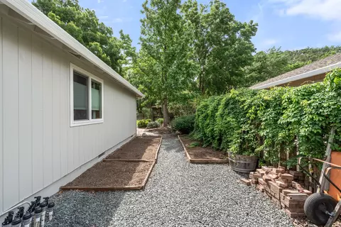 Exterior - 184 Meadow View Dr, Phoenix, OR 97535 photo 5 of 16