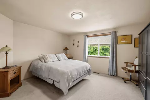 Bedroom - 184 Meadow View Dr, Phoenix, OR 97535 photo 3 of 4