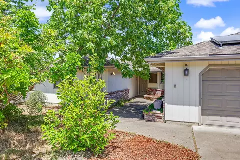 1041 La Loma Dr, Medford, OR 97504