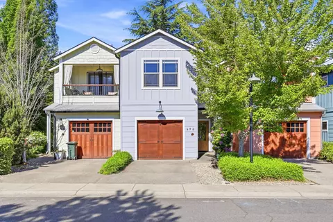 692 SE Vine Maple Ln, Grants Pass, OR 97527