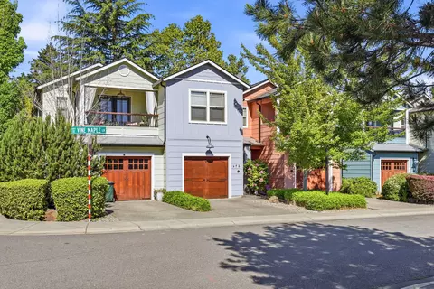 692 SE Vine Maple Ln, Grants Pass, OR 97527