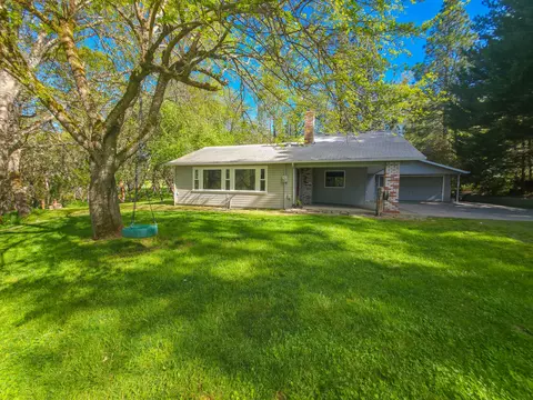 1570 Sleepy Hollow Loop, Grants Pass, OR 97527