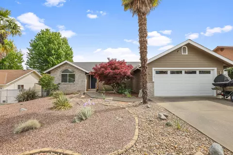 905 NW Regent Dr, Grants Pass, OR 97526