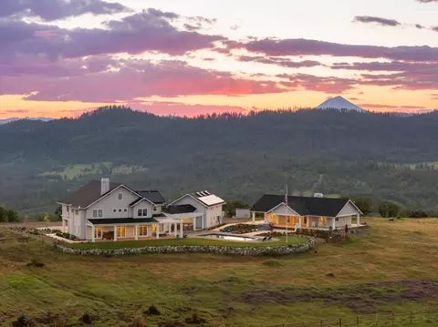 6081 Hillcrest Rd, Medford, OR 97504