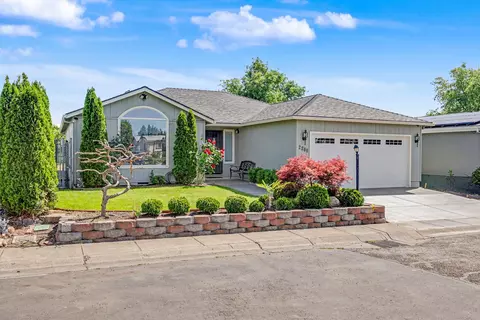 2200 Lara Ln, Central Point, OR 97502