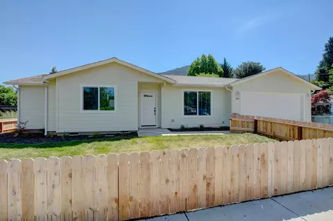 1637 Carnahan Dr, Grants Pass, OR 97527