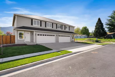 167 SE Champagne Ct, Grants Pass, OR 97527