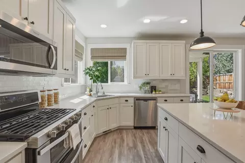 Kitchen - 19987 Badger Rd, Bend, OR 97702 photo 3 of 4