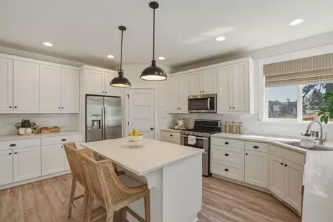 Kitchen - 19987 Badger Rd, Bend, OR 97702 photo 2 of 4