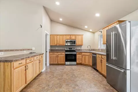 Kitchen - 59665 Cheyenne Rd, Bend, OR 97702 photo 1 of 3