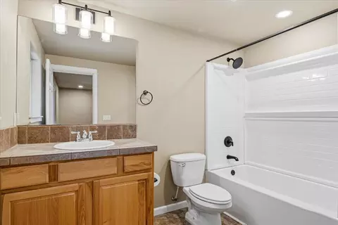 Bath - 59665 Cheyenne Rd, Bend, OR 97702 photo 3 of 4