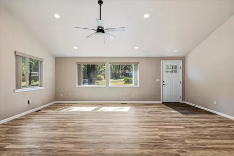 Living - 59665 Cheyenne Rd, Bend, OR 97702 photo 4 of 5