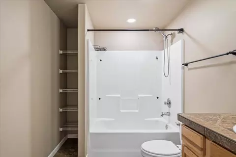 Bath - 59665 Cheyenne Rd, Bend, OR 97702 photo 2 of 4