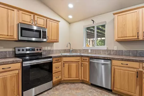 Kitchen - 59665 Cheyenne Rd, Bend, OR 97702 photo 3 of 3