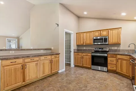 Kitchen - 59665 Cheyenne Rd, Bend, OR 97702 photo 2 of 3