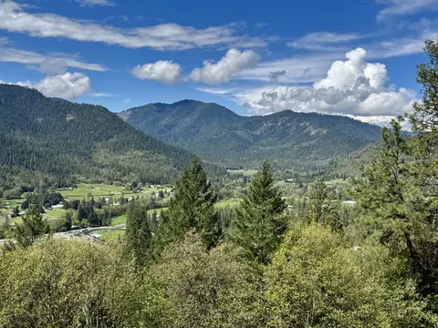901 Manzanita Dr, Rogue River, OR 97537