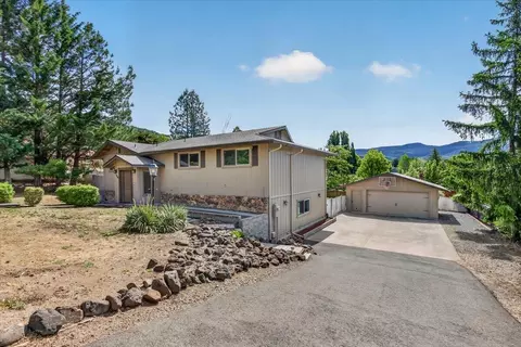 1568 Angelcrest Dr, Medford, OR 97504