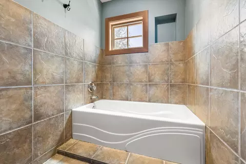Bath - 1252 NW Ithaca Ave, Bend, OR 97703 photo 3 of 5