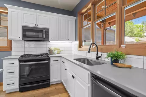 Kitchen - 1252 NW Ithaca Ave, Bend, OR 97703 photo 3 of 5