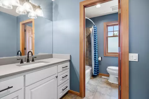 Bath - 1252 NW Ithaca Ave, Bend, OR 97703 photo 4 of 5