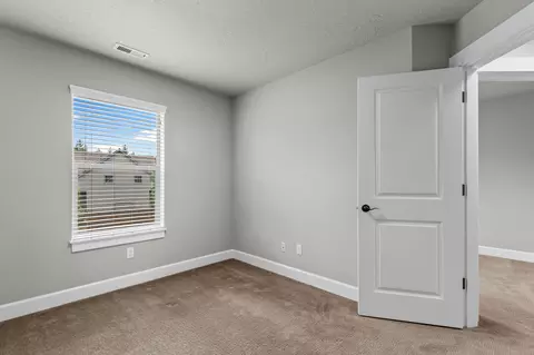 Bedroom - 60999 Grand Targhee Dr, Bend, OR 97702 photo 6 of 8