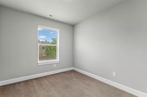 Bedroom - 60999 Grand Targhee Dr, Bend, OR 97702 photo 4 of 8