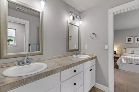 Bath - 60999 Grand Targhee Dr, Bend, OR 97702 photo 3 of 5