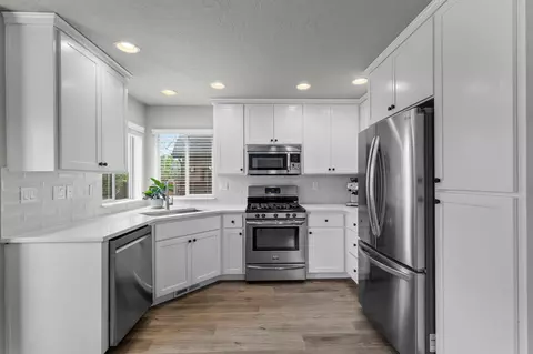 Kitchen - 60999 Grand Targhee Dr, Bend, OR 97702 photo 4 of 6